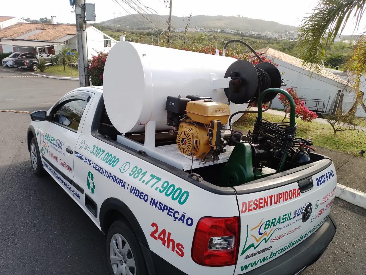 Equipe da Brasil Sul executando hidrojateamento de tubulação em Porto Alegre
